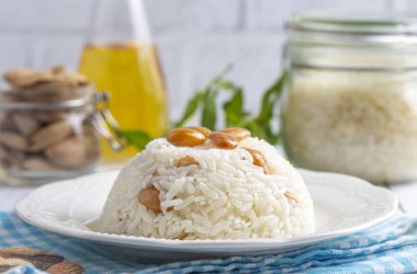Geleneksel lezzetli Türk yemekleri; badem pirinç pilavı (Türkçe: Bademli pirinc pilavi)