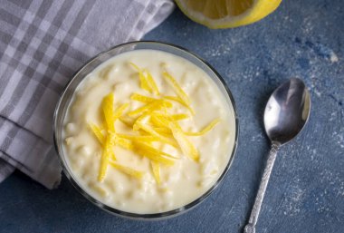 Geleneksel Lezzetli Türk tatlısı; Limonlu sütlaç (Türkçe: Limonlu Sutlac))