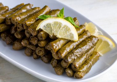 Geleneksel lezzetli Türk yemekleri; Dolma yaprak (Yaprak sarmasi)