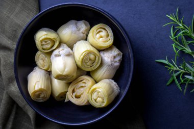Tabakta marine edilmiş enginar kalbi turşusu..