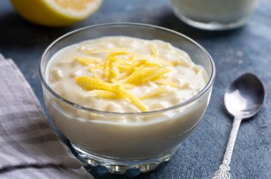 Geleneksel Lezzetli Türk tatlısı; Limonlu sütlaç (Türkçe: Limonlu Sutlac))