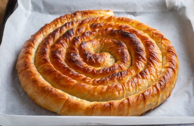Türk Tepsi Boregi, Yuvarlak Borek, Tepsi hamur işi (Türkçe adı; rulo borek - ispanakli borek)