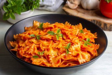 Domates soslu Farfalle makarna, papyonlu makarna sosu (Türkçe adı; domatesli kelebek makarna))