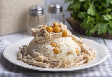 Geleneksel lezzetli Türk yemekleri; Nohutlu pilav ve tavuklu pilav (Türkçe adı: Tavuklu nohutlu pilav))