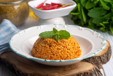 Tabakta domates sosu bulunan geleneksel Türk bulgur pilavı (Türkçe adı; meyhane pilavi))