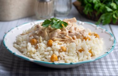Geleneksel lezzetli Türk yemekleri; Nohutlu pilav ve tavuklu pilav (Türkçe adı: Tavuklu nohutlu pilav))