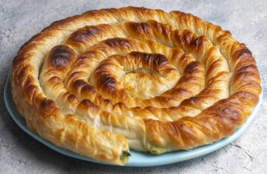 Türk Tepsi Boregi, Yuvarlak Borek, Tepsi hamur işi (Türkçe adı; rulo borek - ispanakli borek)