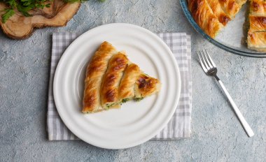 Türk Tepsi Boregi, Yuvarlak Borek, Tepsi hamur işi (Türkçe adı; rulo borek - ispanakli borek)