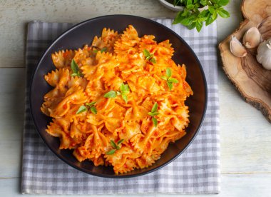 Domates soslu Farfalle makarna, papyonlu makarna sosu (Türkçe adı; domatesli kelebek makarna))