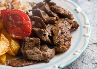 Geleneksel Türk karaciğer kebap mutfağı. Yaprak ciğeri baharatlı. Lezzetli Türk purosu. (Türkçe isim; yaprak ciger)