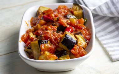 Geleneksel Türk yemekleri; patlıcan mezesi (Türkçe adı: saksuka)