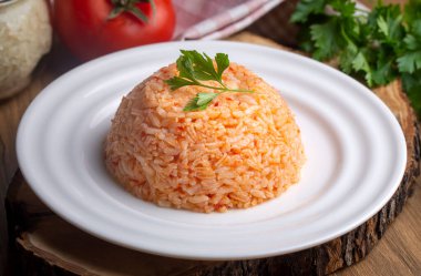 Geleneksel lezzetli Türk yemekleri; domatesli pirinç pilavı (Türkçe adı; Domatesli pirinc pilavi))