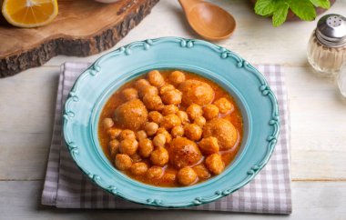 Geleneksel lezzetli Türk yemekleri; Bulgur çorbası (Türkçe adı; Anali Kizli, icli kofte)