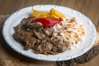 Geleneksel Türk karaciğer kebap mutfağı. Yaprak ciğeri baharatlı. Lezzetli Türk purosu. (Türkçe isim; yaprak ciger)