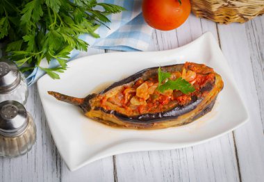 Geleneksel lezzetli Türk yemekleri; patlıcan yemekleri, Türkçe adı; imam bayildi