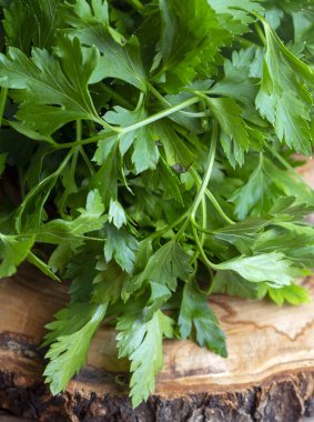Ahşap arka planda taze maydanoz.