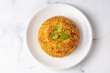 Tabakta domates sosu bulunan geleneksel Türk bulgur pilavı (Türkçe adı; meyhane pilavi))