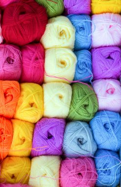 Arkaplan olarak renkli yün yumakları yakın çekim