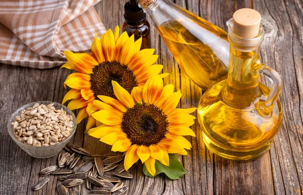 Ahşap arka planda ayçiçeği ve ayçiçeği yağı