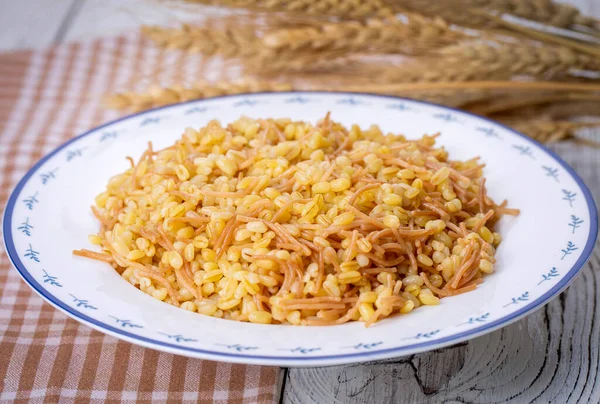 Geleneksel lezzetli Türk yemekleri; vermicelli Bulgur pilavı (Türkçe adı; sehriyeli bulgur pilavı)