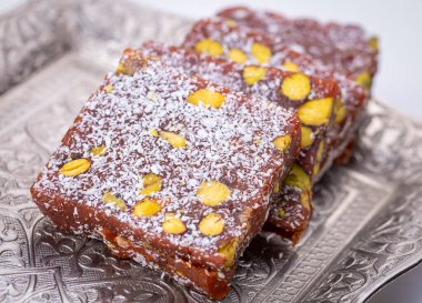 Geleneksel Türk tatlıları beyaz arka planda