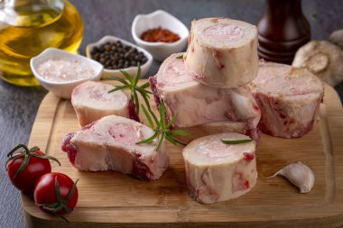 Beyaz arka planda izole edilmiş sığır iliği, Sığır eti Kemiği Kemiği, Beyaz Marrowbone Kırpma yolu ile.