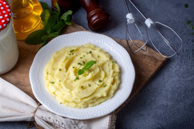 Haşlanmış patatesten yapılmış kremalı patates püresi.