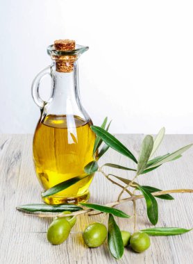 Yeşil taze zeytin ve zeytinyağı izole.