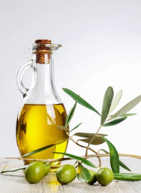 Yeşil taze zeytin ve zeytinyağı izole.