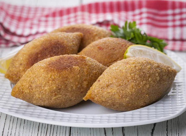 Kibbeh, Orta Doğu mutfağında (Türkçe: icli kofte) popüler bir yemektir.)