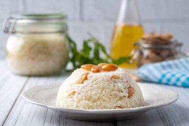 Geleneksel lezzetli Türk yemekleri; badem pirinç pilavı (Türkçe: Bademli pirinc pilavi)