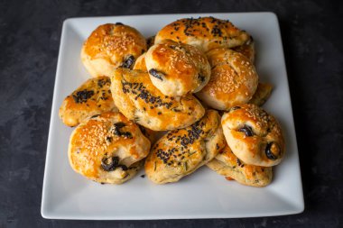 Zeytinli ve dereotlu hamur tatlısı (Türkçe adı Zeytinli pogaca ve dere otlu peynirli pogaca))