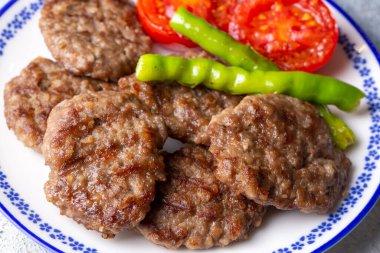 Geleneksel Türk yemekleri; Türk köfteleri, Türkçe adı; Akcaabat kofte)