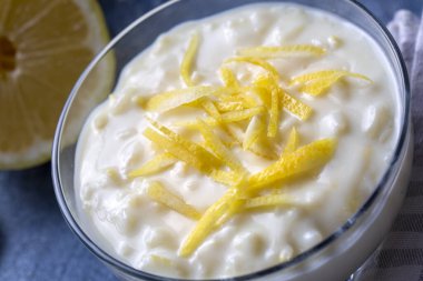 Geleneksel Lezzetli Türk tatlısı; Limonlu sütlaç (Türkçe: Limonlu Sutlac))