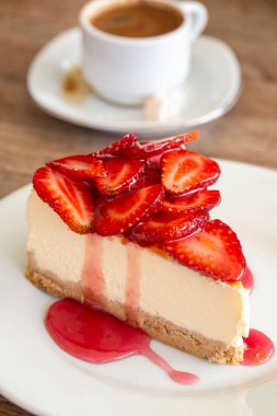 Parçası Cheesecake taze çilek ile