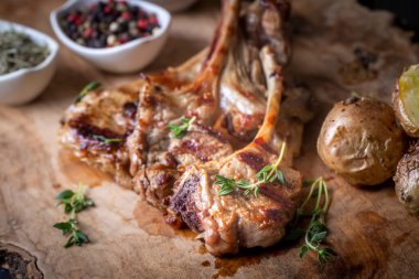 Lezzetli manzaralı ızgara kuzu pirzola, Türk adı; kuzu pirzola.