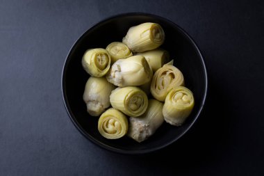 Tabakta marine edilmiş enginar kalbi turşusu..