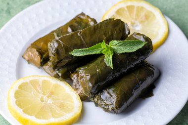 Lezzetli dolma (sarma) dolma yaprağı pilavı. Lübnan Dolma Sarması tabakta. Lübnan Türk mutfağı, Yunan ortadoğu mutfağı. (Türkçe adı: Yaprak sarma)