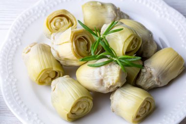 Tabakta marine edilmiş enginar kalbi turşusu..