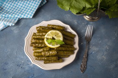 Geleneksel lezzetli Türk yemekleri; Dolma yaprak (Yaprak sarmasi)