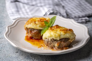 Türk Gıda Hasanpaşa Kofte - Püre ile Kofta - Bechamel Sosu ve Yeşil Bezelye ile Köfte. Geleneksel Yemek.