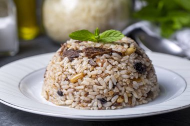 Geleneksel lezzetli Türk yemekleri; çam fıstığı ve frenk üzümlü pirinç pilavı (Türkçe adı; ic pilav veya pilav)
