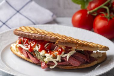 Geleneksel Türk tost sandviçi servisi (Türkçe adı: Ayvalik tostu)