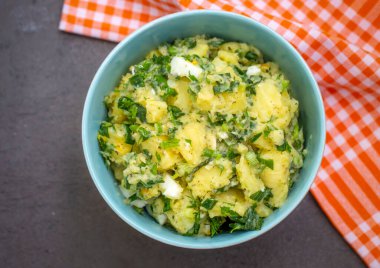 Türk usulü yemek; patates salatası, patates salatası