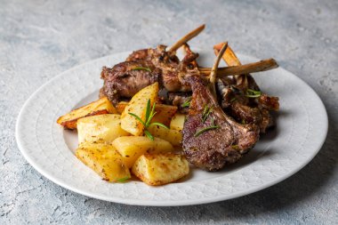 Izgara kuzu pirzola ve patates, nefis bir manzara.