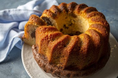 Lezzetli kurutulmuş meyveli pasta dilimlenmiş. Kurutulmuş meyveli kek. Pasta çok lezzetli, ev yapımı..