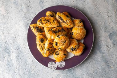 Zeytinli ve dereotlu hamur tatlısı (Türkçe adı Zeytinli pogaca ve dere otlu peynirli pogaca))