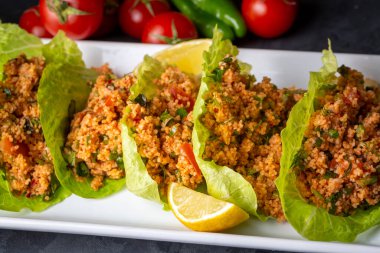 Geleneksel lezzetli Türk yemekleri: bulgur salatası (kisir)