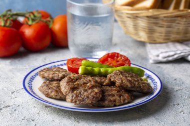 Geleneksel Türk yemekleri; Türk köfteleri, Türkçe adı; Akcaabat kofte)