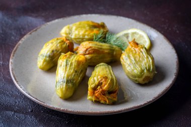 Geleneksel lezzetli Türkçe - Yunan mutfağı, Türk yemeği; doldurulmuş kabak çiçekleri (Türkçe adı; kabak cicegi dolmasi))